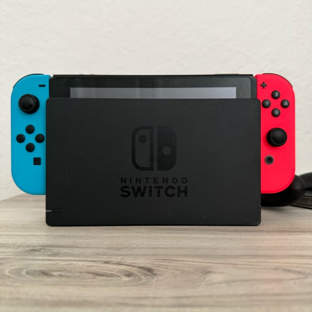 Nintendo Switch w/ Original Box & items Red and Blue Joy-Cons+Case and Two Games - Picture 11 of 16